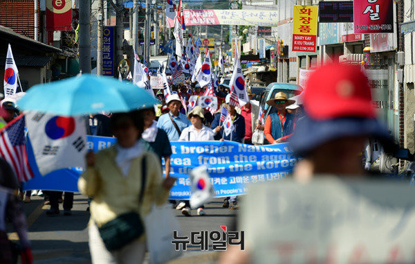 올해 6월23일 경북 성주군청 인근에서 행진하는 사드배치 촉구집회 참가자들. ⓒ 뉴데일리 정상윤 기자
