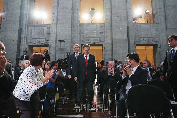 ▲ 문재인 대통령. 사진은 그가 쾨르버 재단 연설에 초청됐을 당시 모습이다. ⓒ청와대 제공