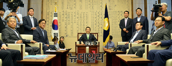 ▲ 김동철 국민의당 원내대표(왼쪽부터), 우원식 더불어민주당 원내대표, 정세균 국회의장, 정우택 자유한국당 원내대표, 주호영 바른정당 원내대표. ⓒ뉴데일리 공준표 기자