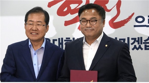 ▲ 권석창 의원이 14일 자유한국당사에서 홍준표 대표로부터 충북지역 특보로 임명장을 받고 있다.ⓒ권석창 의원실