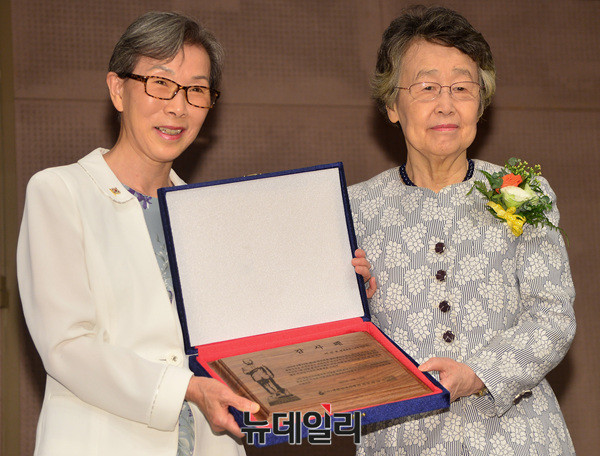 ▲ 왼쪽부터 김길자 대한민국사랑회장, 이인호 서울대학교 명예교수 ⓒ 뉴데일리 공준표