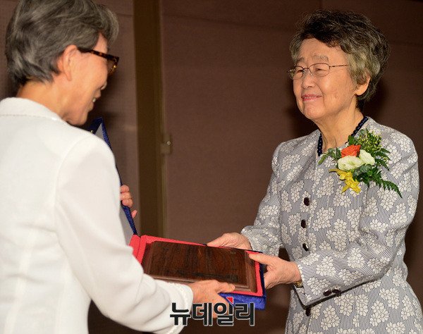 ▲ 왼쪽부터 김길자 대한민국사랑회장, 이인호 서울대학교 명예교수 ⓒ 뉴데일리 공준표