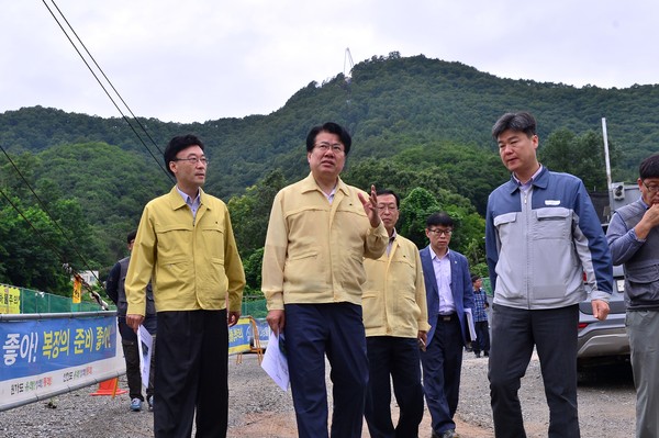 ▲ 이근규 충북 제천시장이 14일 비봉산 청풍호 케이블카 사고 현장을 방문·점검했다.ⓒ제천시