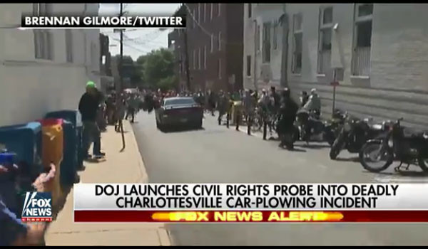 ▲ 지난 12일(현지시간) 美버지니아州 샬롯츠빌에서 일어난 차량 돌진 장면. ⓒ美폭스뉴스 관련보도 화면캡쳐.