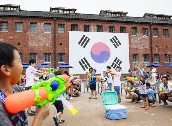광복절을 하루 앞둔 8월 14일 서울 서대문형무소 역사관에서 열린 독립운동가 구출 대작전에서 참가자들이 물총싸움을 하고 있다.ⓒ연합뉴스