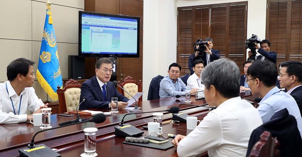 ▲ 문재인 대통령이 14일 수석보좌관회의에서 북핵문제 관련, 대화를 재차 강조했다. ⓒ청와대 제공