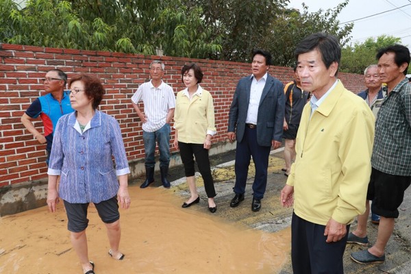 ▲ 지난달 16일 기록적인 폭우로 충북 청주시 오송산단 저류조의 둑이 터져 정중리 등 인근 3개마을을 침수시켰다. 김양희 도의장과 임병운 의원 등이 현장을 방문해 주민들을 위로하고 있다.ⓒ충북도의회