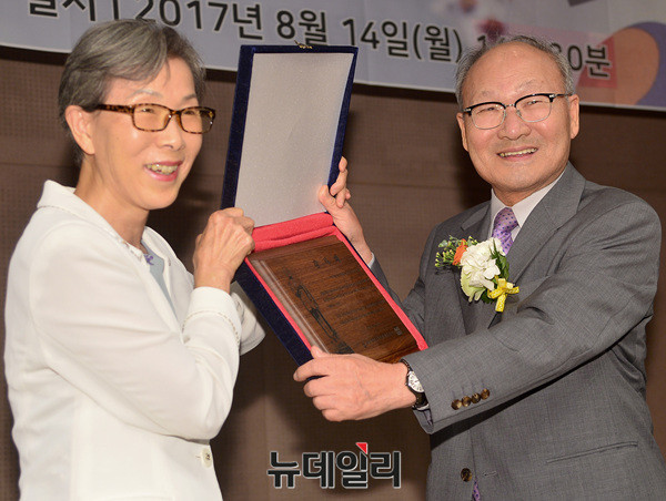 ▲ 왼쪽부터 김길자 대한민국사랑회장, 이승윤 전 경제부총리 ⓒ 뉴데일리 공준표