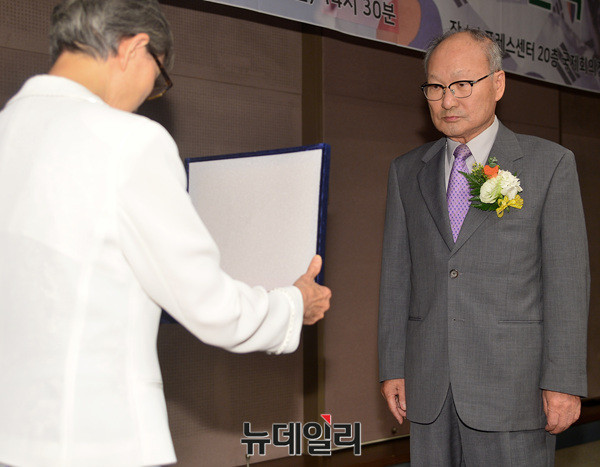 ▲ 왼쪽부터 김길자 대한민국사랑회장, 이승윤 전 경제부총리 ⓒ 뉴데일리 공준표