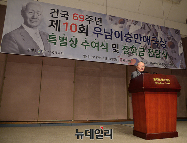 ▲ 왼쪽부터 김길자 대한민국사랑회장, 이승윤 전 경제부총리 ⓒ 뉴데일리 공준표