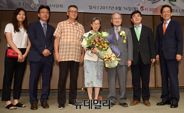 ▲ 왼쪽부터 김길자 대한민국사랑회장, 이승윤 전 경제부총리 ⓒ 뉴데일리 공준표