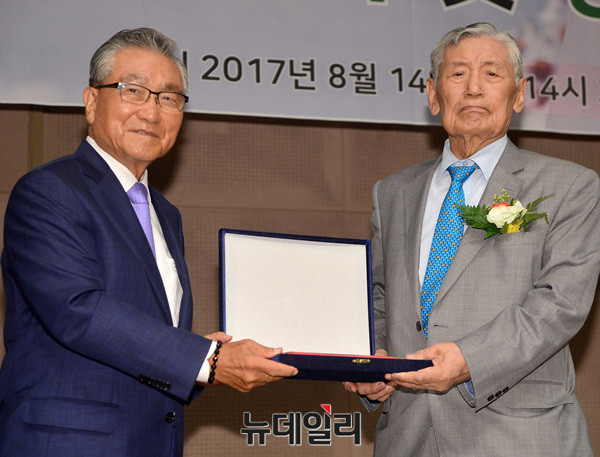 ▲ 왼쪽부터 손병두 대한민국사랑회 이사장, 남시욱 화정평화재단 이사장 ⓒ 뉴데일리 공준표