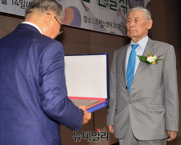 ▲ 왼쪽부터 손병두 대한민국사랑회 이사장, 남시욱 화정평화재단 이사장 ⓒ 뉴데일리 공준표