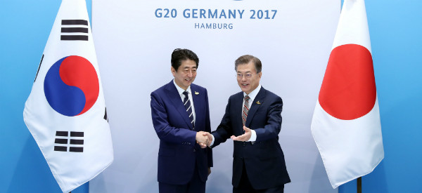 문재인 대통령이 지난달 8일 독일 함부르크에서 아베 신조 일본내각총리대신과 양자회담을 갖고 있다. ⓒ뉴시스 사진DB