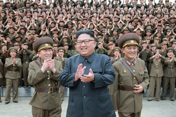 지난 14일 北인민군 전략군 사령부를 시찰한 김정은(가운데)이 기뻐하고 있는 모습.ⓒ北선전매체 홈페이지 캡쳐