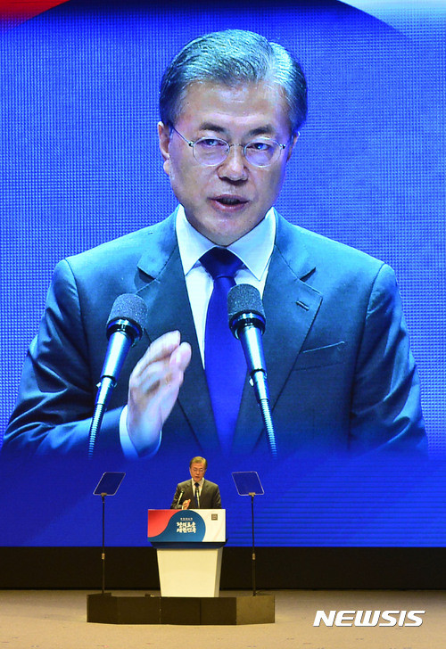 ▲ 15일 광화문 세종문화회관에서 열린 제72주년 광복절 경축식에서 문재인 대통령이 경축사를 전하고 있다. ⓒ뉴시스 사진 DB