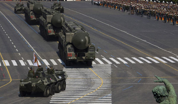 ▲ 러시아 모스크바 열병식에 등장한 ICBM 'R-36(나토코드 SS-18)'. RD-250 로켓엔진을 장착하고 있다. ⓒ러시아 모스크바 타임스 열병식 보도 화면캡쳐.