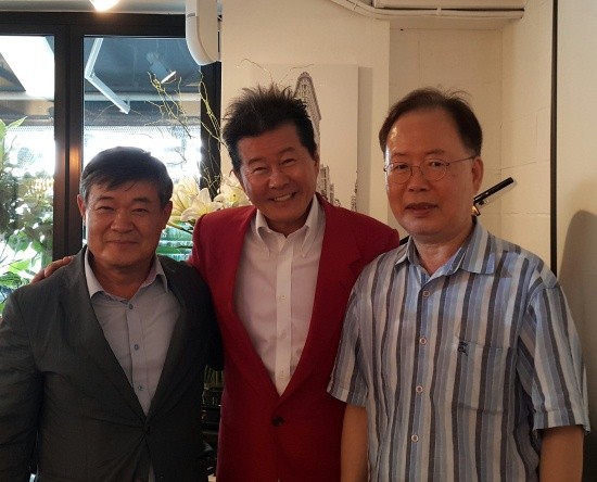 ▲ 왼쪽부터 작사가 최송학, 태진아, 작곡가 정경천.  ⓒ 뉴데일리