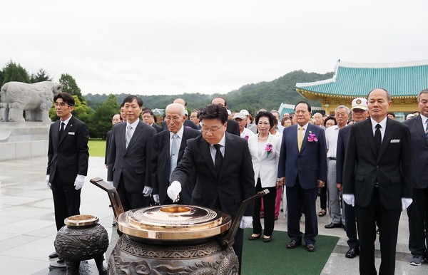 ▲ 권선택 대전시장이 15일 제72주년 광복절을 맞아 현충원에서 분향하고 있다.ⓒ대전시