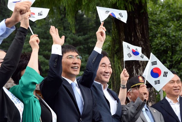 ▲ 안희정 충남도지사와 이낙연 국무총리가 15일 제72주년 광복절을 맞아 유관순 열사 생가를 방문했다.ⓒ충남도