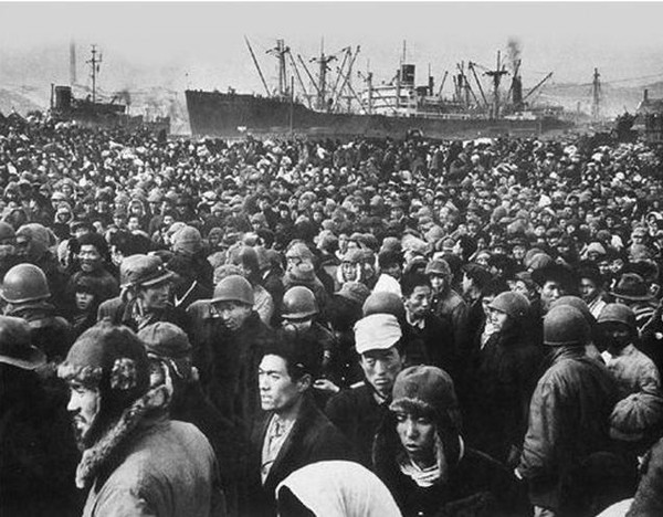 ▲ 북한동포 10여만명이 피난한 흥남철수작전. 미군 배에 오르는 피난민들.(자료사진)
