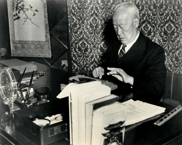 ▲ 독립운동 때부터 사용한 구식 타이프라이터를 죽을때까지 버리지않은 이승만 대통령, 외교 편지등 주요문서는 반드시 손수 작성했다.(자료사진)