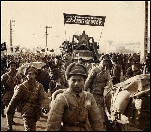▲ '정치선전대'를 앞세운 중공군이 서울 거리를 행진하고 있다.(자료사진)