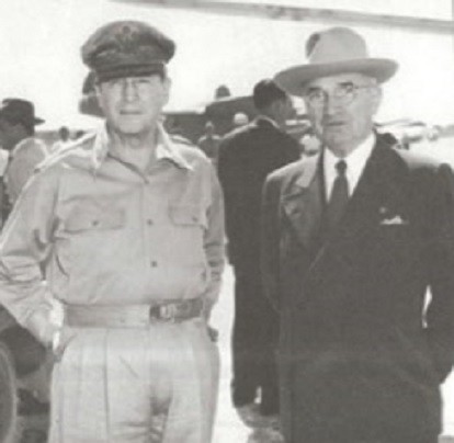 1950년 10월 웨이크 섬에서 만난 맥아더 장군과 트루먼 대통령.(오른쪽, 자료사진)