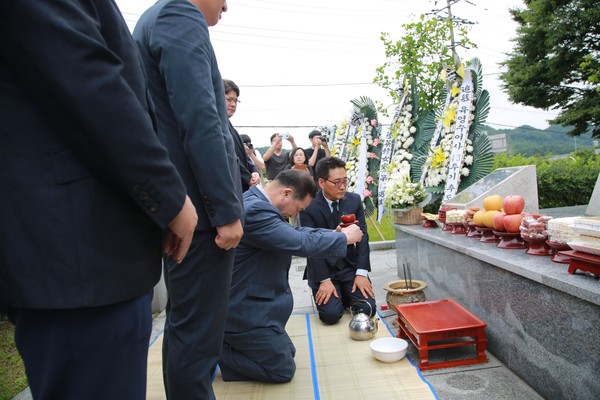 ▲ 김영만 옥천군수가 15일 옥천읍사무소 고 육영수 여사 동상에서 추모제를 올리고 있다. ⓒ옥천군