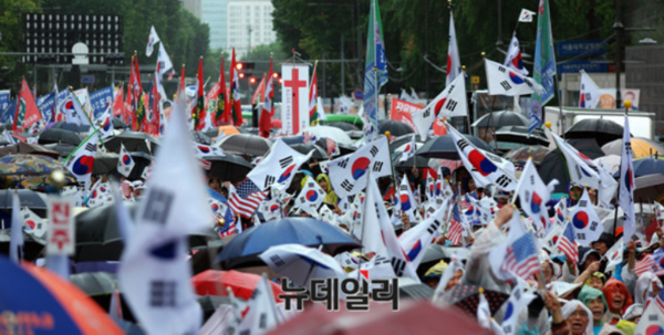 ▲ 15일 오후 서울 종로구 대학로에서 '8.15 구국국민결의대회'가 열린 가운데, 집회 참가자들이 대한문을 향해 가두 행진을 준비하는 모습.ⓒ뉴데일리 이기륭 기자.