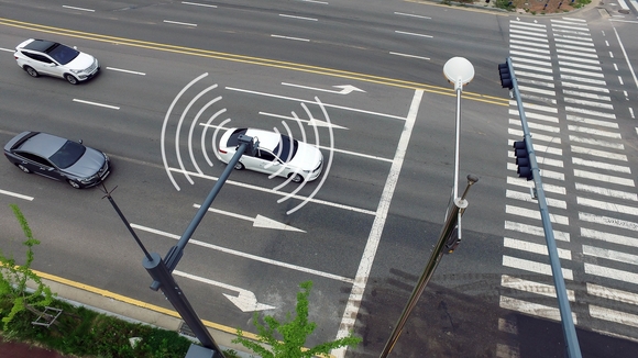 교통신호 정보가 교차로에 설치된 통신 안테나를 통해 시험 차량에 전달되고 있다.ⓒ현대자동차그룹