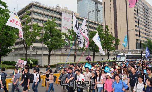 ▲ 시위대는 행진 중에 미국대사관 앞에 잠시 멈춰서서 '사드 배치 반대' 구호를 외쳤다. ⓒ뉴데일리 이기륭 기자