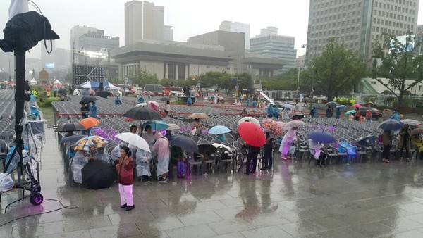 ▲ 15일 오후 6시로 예정된 '광복72주년 광화문광장 시민음악회'. 기자가 찾은 시간은 6시20분이다. ⓒ뉴데일리 이기륭 기자. ⓒ뉴데일리 이기륭 기자