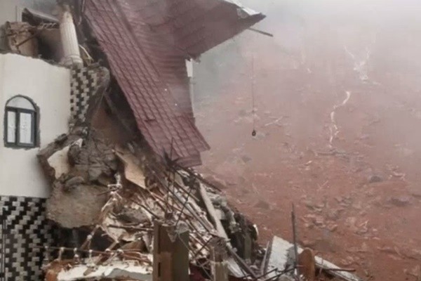 ▲ 서아프리카 시에라리온에서 폭우로 인한 산사태가 발생해 현재까지 400여 명이 숨진 것으로 집계됐다. 사진은 관련 美'ABC뉴스' 보도일부.ⓒ美'ABC뉴스' 보도영상 화면캡쳐