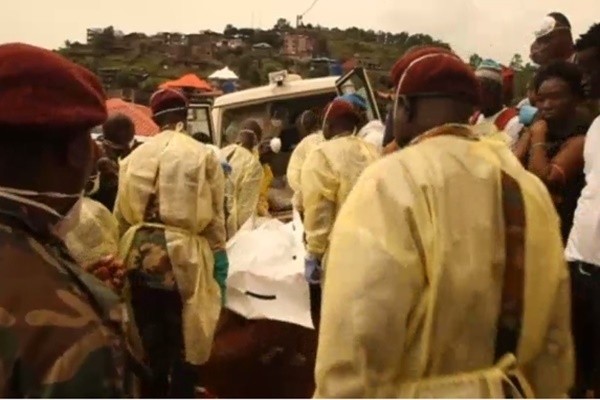 ▲ 사진은 산사태 현장에 파견된 현지 수색·구조대가 수습한 시신을 구급차로 옮기고 있는 모습.ⓒ美'ABC뉴스' 보도영상 화면캡쳐