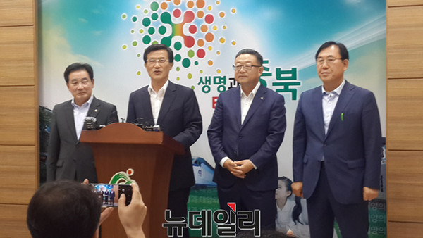 ▲ 충북 진천군 송기섭군수, 증평군 홍성열 군수, 음성군 이필용 군수, 괴산군 나용찬 군수가 16일 도청에서 합동 기자회견을 열고 중부고속도로 확장을 촉구했다.ⓒ김종혁 기자