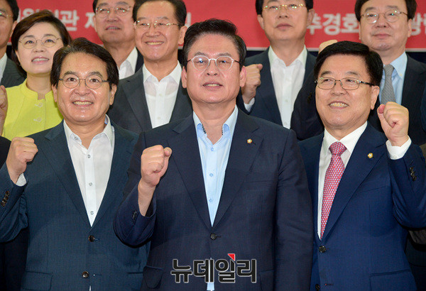 ▲ 왼쪽부터 심재철 국회부의장, 정우택 자유한국당 원내대표, 김광림 정책위의장 ⓒ 뉴데일리 공준표