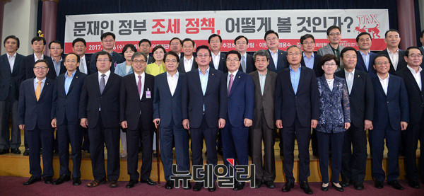 ▲ 왼쪽부터 심재철 국회부의장, 정우택 자유한국당 원내대표, 김광림 정책위의장 ⓒ 뉴데일리 공준표