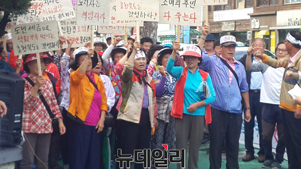 ▲ 충북 보은군 마로면 소여리 주민들이 16일 충북도청 앞에서 석회석 광산 개발 인가 취소를 요구하고 있다.ⓒ김종혁 기자