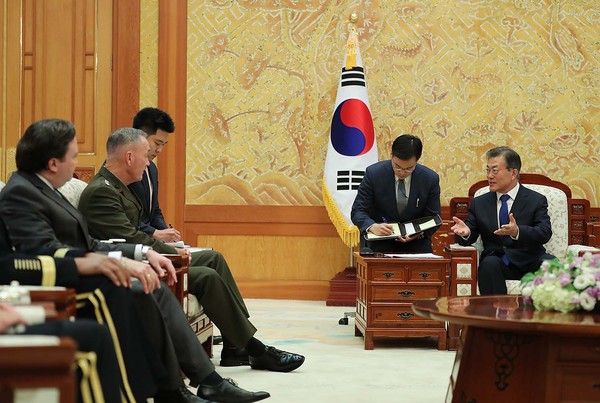 ▲ 문재인 대통령이 지난 14일 조세프 던포드 미국 합참의장을 만나 대화를 나누는 모습이다. ⓒ청와대 제공