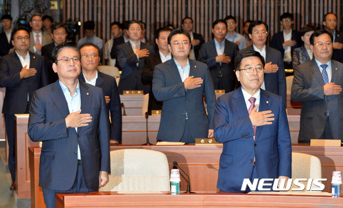▲ 16일 오후 서울 여의도 국회 제2회의장에서 열린 자유한국당 의원총회에 참석한 정우택(왼쪽부터) 원내대표와 김광림 정책위의장 권한대행 등 참석 의원들이 국민의례를 하고 있다. ⓒ뉴시스 사진 DB