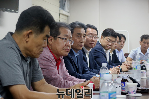 ▲ 홍준표 대표가 16일 서문시장 상인회 김영오 회장(왼쪽 세번째)과 간담회를 나누고 있다.ⓒ뉴데일리