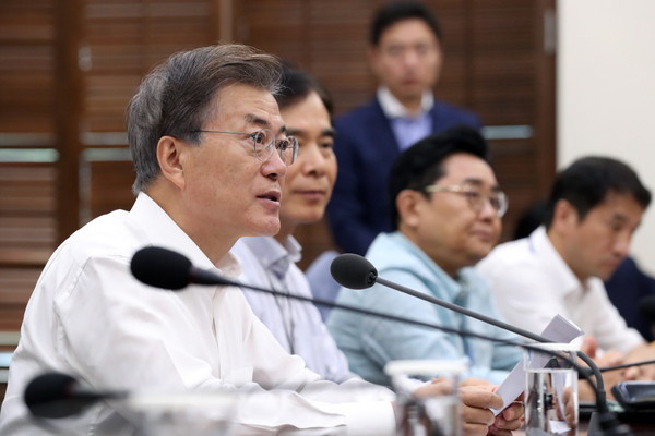 ▲ 문재인 대통령은 16일 이낙연 국무총리에 전화를 걸어 '계란 살충제' 관련 대책을 지시했다. ⓒ청와대 제공