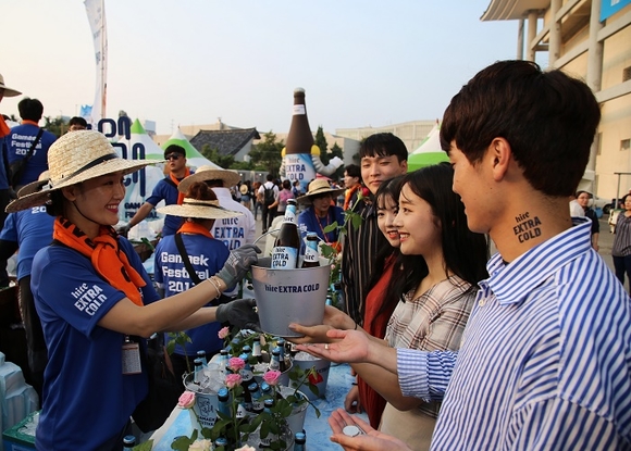 ▲ 하이트진로, 전주 가맥축제 당일 생산 맥주 7만병 완판. ⓒ하이트진로