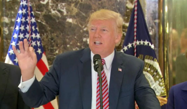 ▲ 도널드 트럼프 美대통령이 지난 15일(현지시간) 뉴욕 트럼프 타워에서 기자회견을 갖고 버지니아 샬롯츠빌 폭동과 관련해 백인우월주의자와 좌파 모두를 비난하는 모습. ⓒ英BBC 관련보도 영상캡쳐.