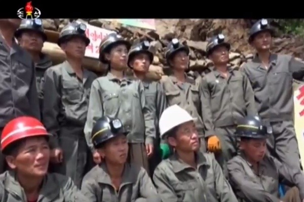 북한이 2017년 중으로 중국 연변조선족 자치주에 3만 명의 인력 파견을 계획 중인 것으로 알려졌다. 사진은 北'조선중앙방송' 선전영상 일부로 북한 노동자들의 모습.ⓒ北선전매체 보도영상 화면캡쳐