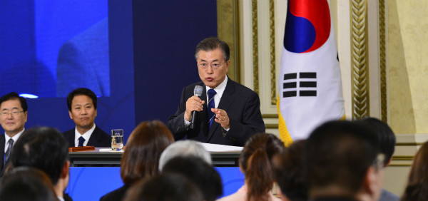 ▲ 문재인 대통령이 17일 오전 청와대 영빈관에서 열린 취임 100일 공식 기자회견에서 취재진의 질문에 답하고 있다. ⓒ뉴시스 사진DB