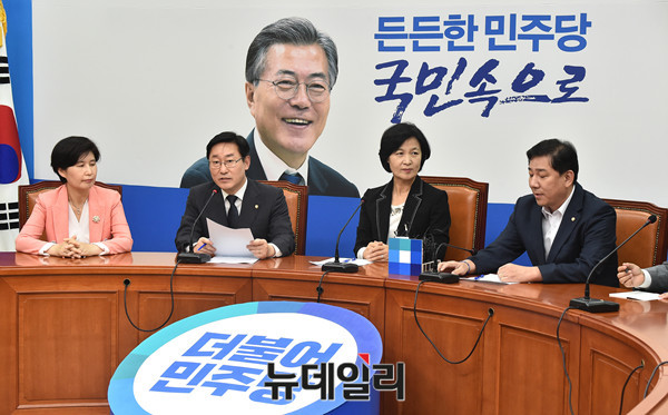 ▲ 더불어민주당 적폐청산위원회가 17일 국회에서 첫 회의를 갖고 공식 출범했다. 왼쪽부터 백혜련·박범계 의원, 추미애 대표, 김병기 의원. ⓒ뉴데일리 이종현 기자