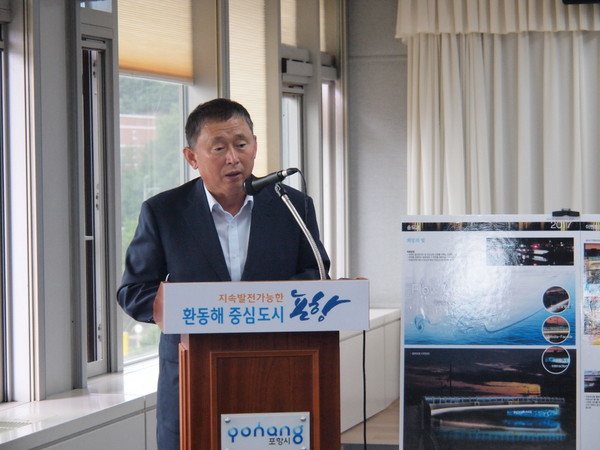 ▲ 포항시 황영만 건설교통본부장이 16일 시청 브리핑룸에서 ‘물길 따라 흐르는 희망의 빛’을 주제로 동빈큰다리와 송도다리, 신형산교, 섬안큰다리, 연일대교 등 5개 교량에 순차적으로 경관조명을 설치하겠다고 밝혔다.ⓒ포항시