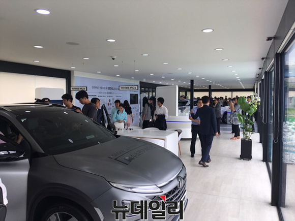 ▲ 현대차는 서울시와 협업해 서울 여의도 한강공원 내 수소전기하우스를 오픈했다. 약 3개월간 운영될 예정이며, 수소전기차 기술 소개와 수소에너지가 만드는 미래 체험공간 등으로 구성됐다.ⓒ뉴데일리
